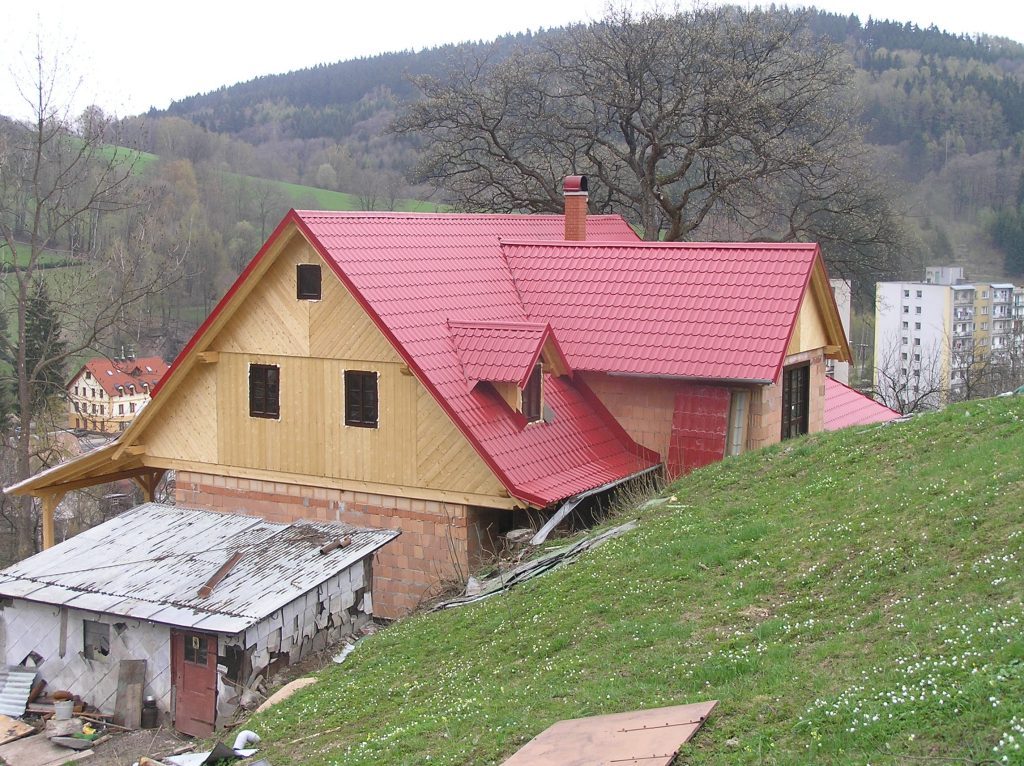Lisovaná plechová krytina na rodinném domě