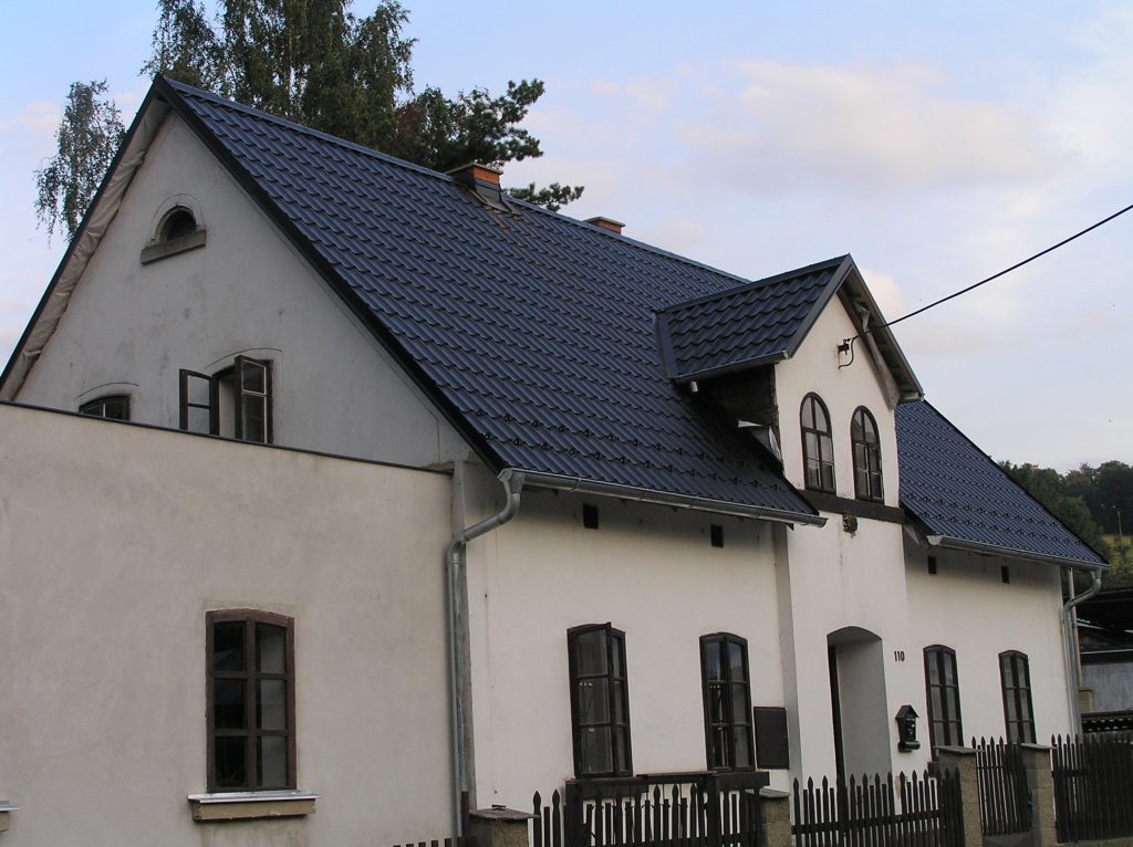 Střecha s lisovanou plechovou krytinou